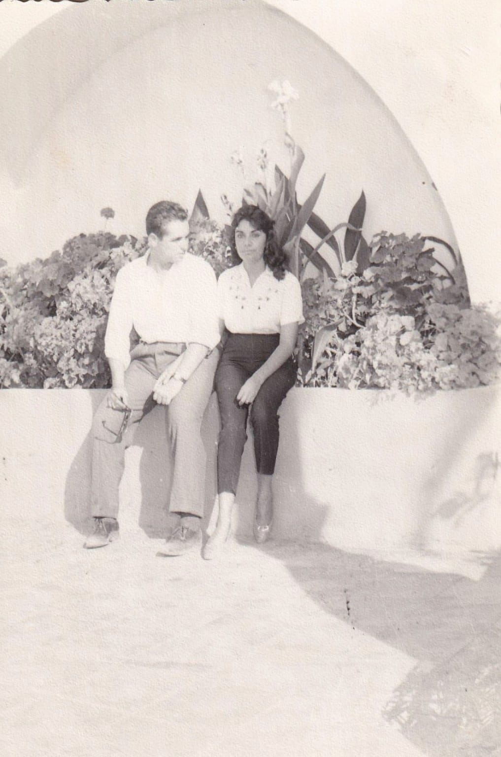 Una pareja en un jardín