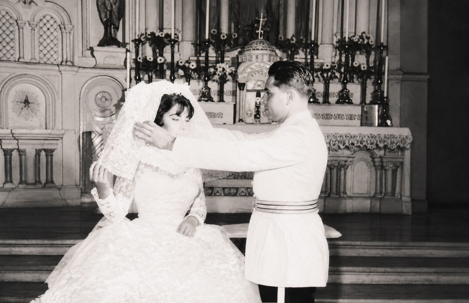 Una fotografía de matrimonio en una iglesia