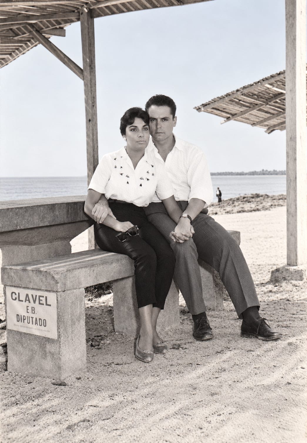 Una pareja sentada junto al mar