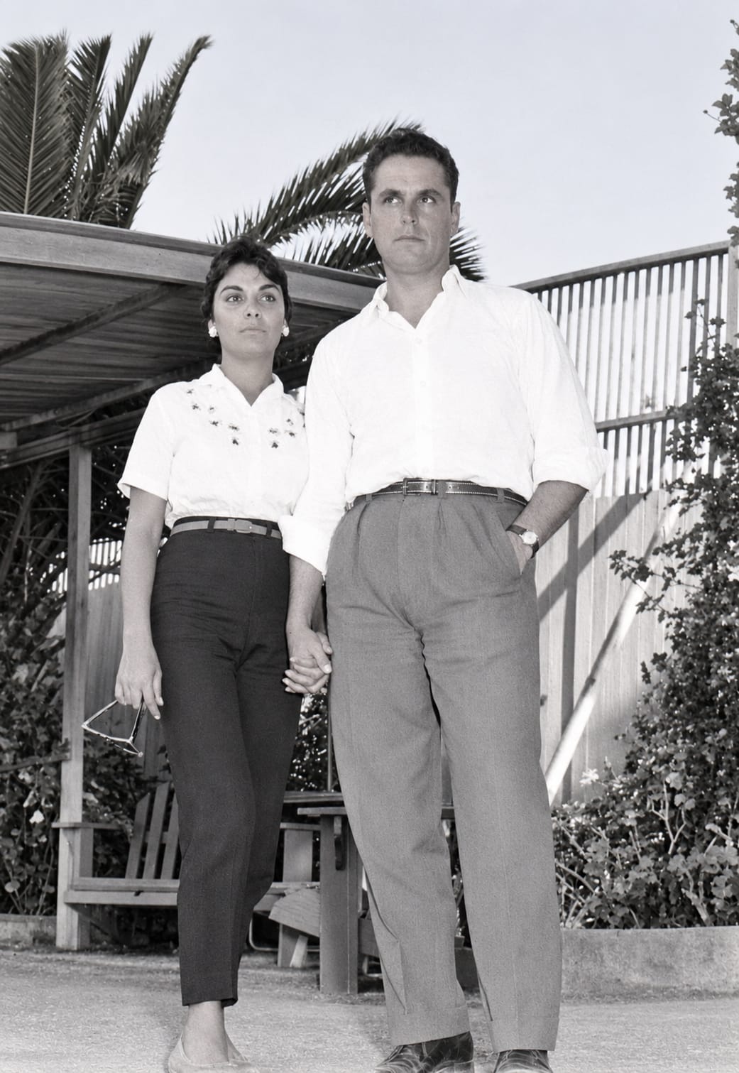 Una pareja tomada de la mano
