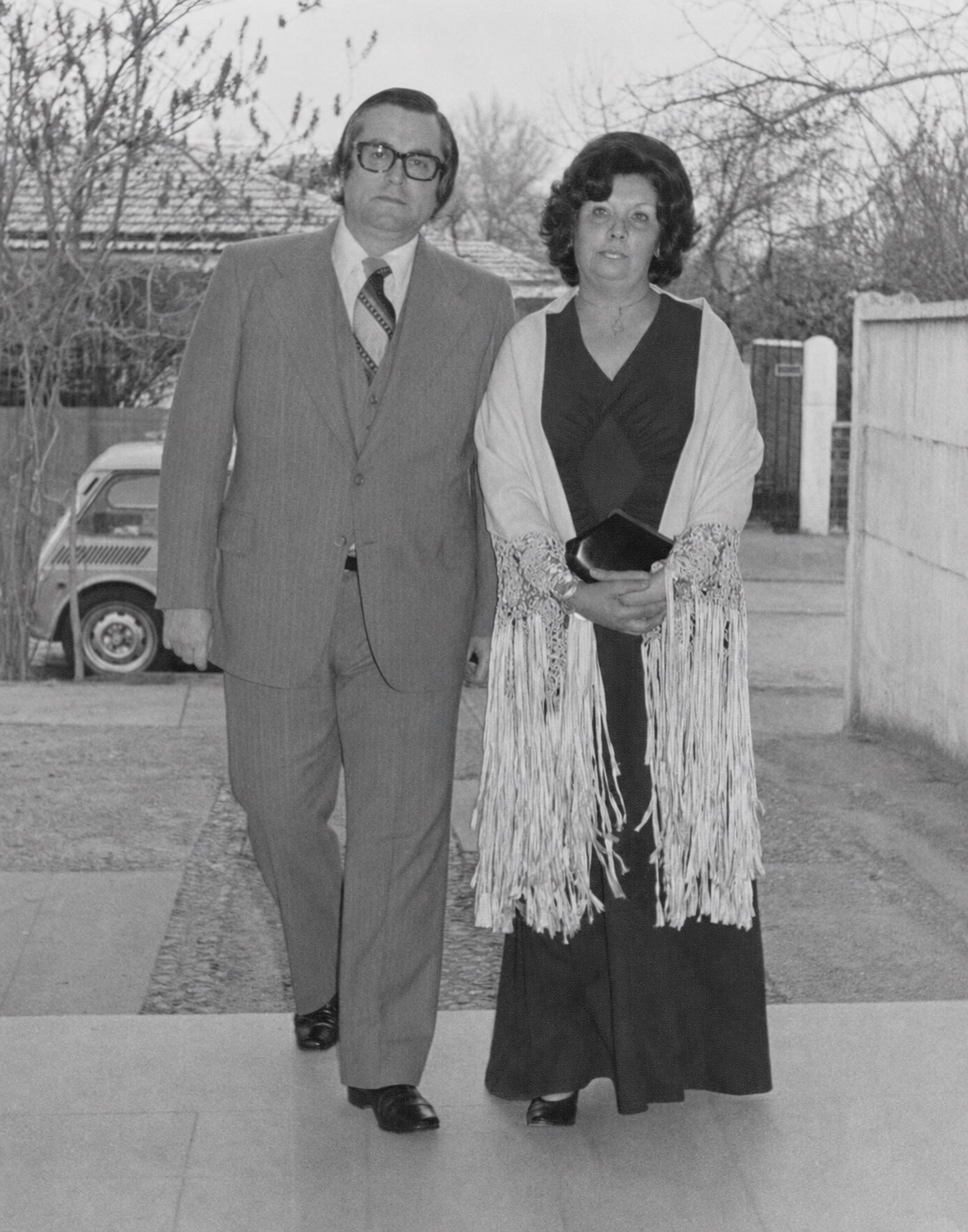 Una pareja vestida para una ocasión especial