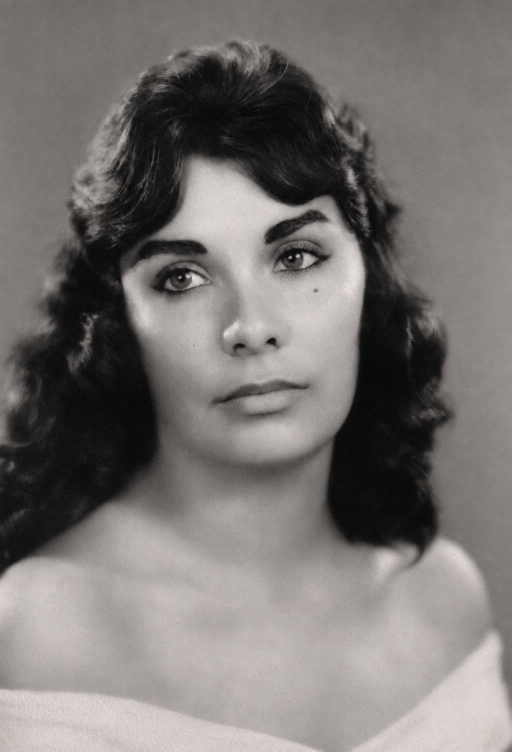 Un retrato de estudio en blanco y negro