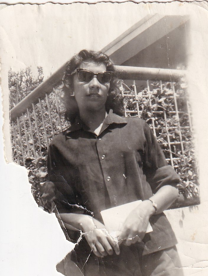 Una fotografía antigua de una mujer con lentes de sol